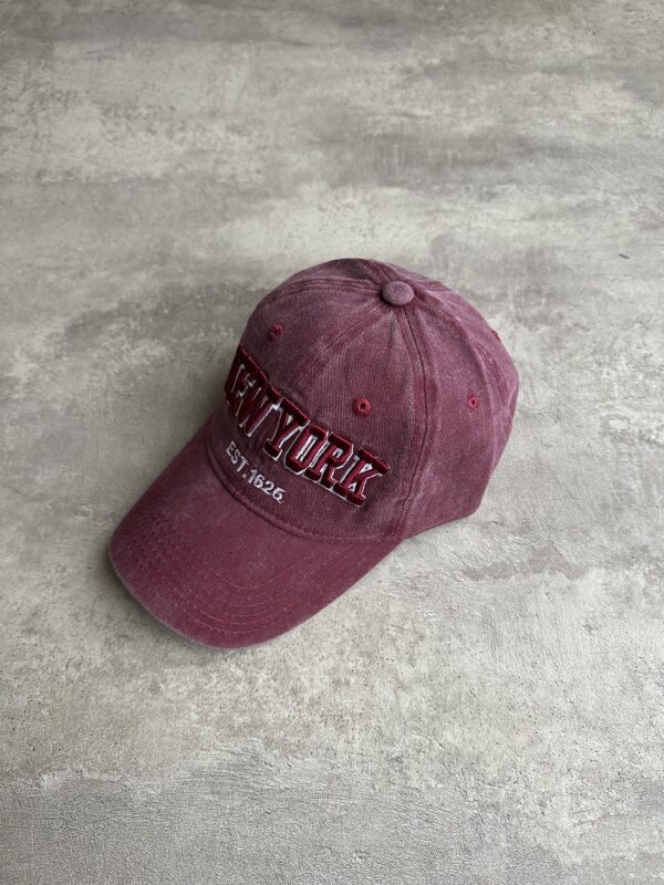 Gorra New York Bordada Vino Rojo - Image 2