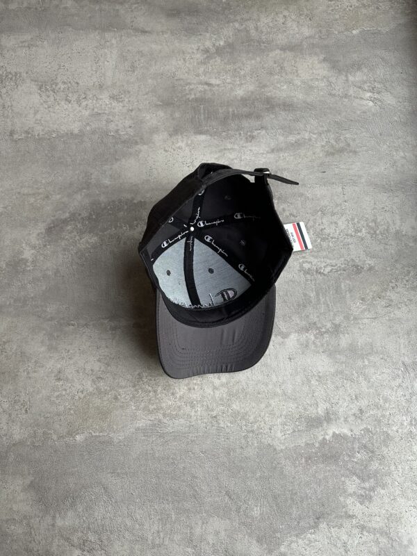 Gorra Champion Negra con Logo Bordado - Image 2