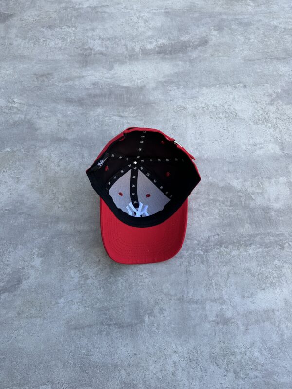 Gorra New Era 9Forty New York Yankees Roja - Image 2